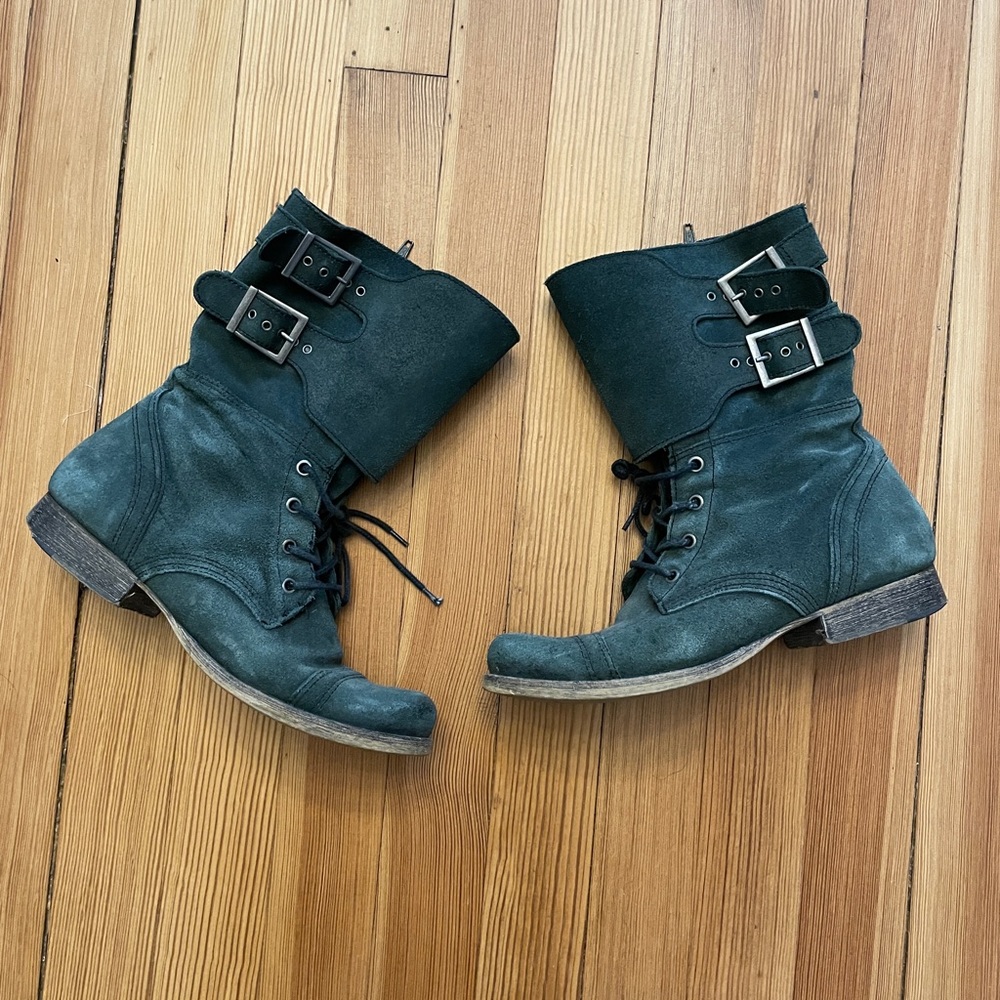 Zippered low heeled boots. Grey suede.